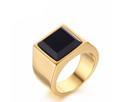 Перстень золотистый с ониксом R136
