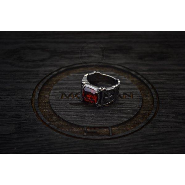 Перстень с красным камнем R1724