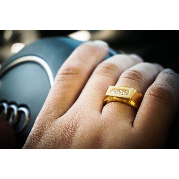 Перстень с белыми цирконами золотистый R132