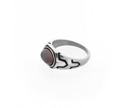 Лаконичный черный перстень с красным цирконом R382
